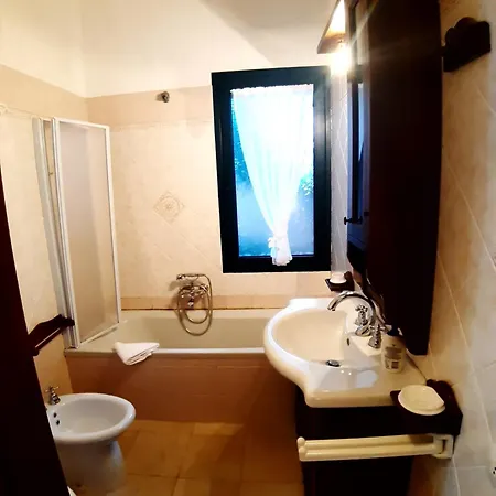 La Casa Nel Borgo, In A Cozy Charming Village, 15 Min To Beach, Small Pets Welcome Padru