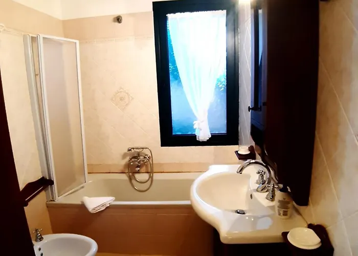 La Casa Nel Borgo, In A Cozy Charming Village, 15 Min To Beach, Small Pets Welcome Padru
